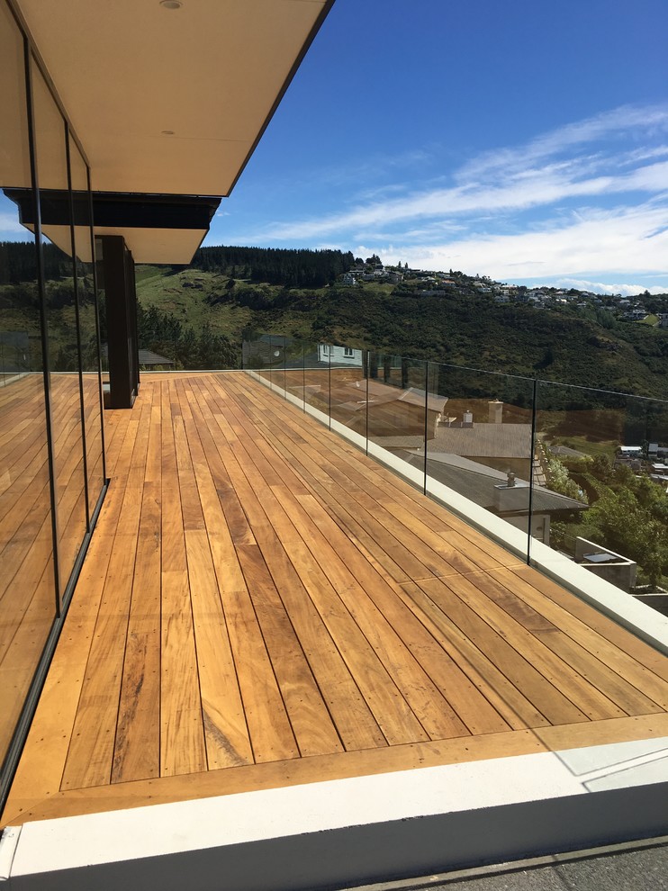 Mid-sized modern rooftop deck in Christchurch.