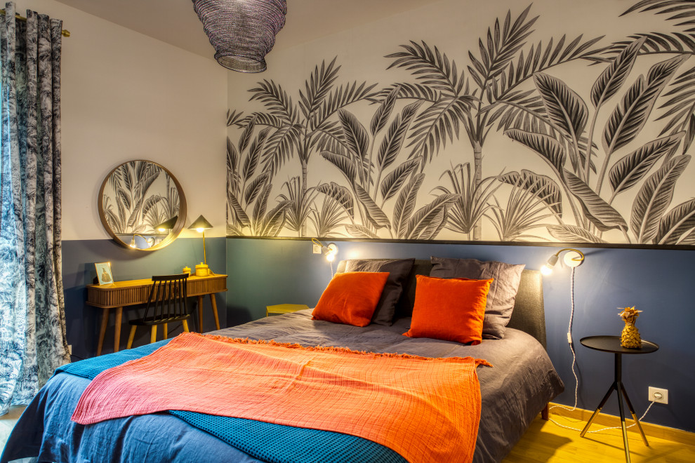 Mittelgroßes Modernes Hauptschlafzimmer mit blauer Wandfarbe, Tapetenwänden, hellem Holzboden und braunem Boden in Paris