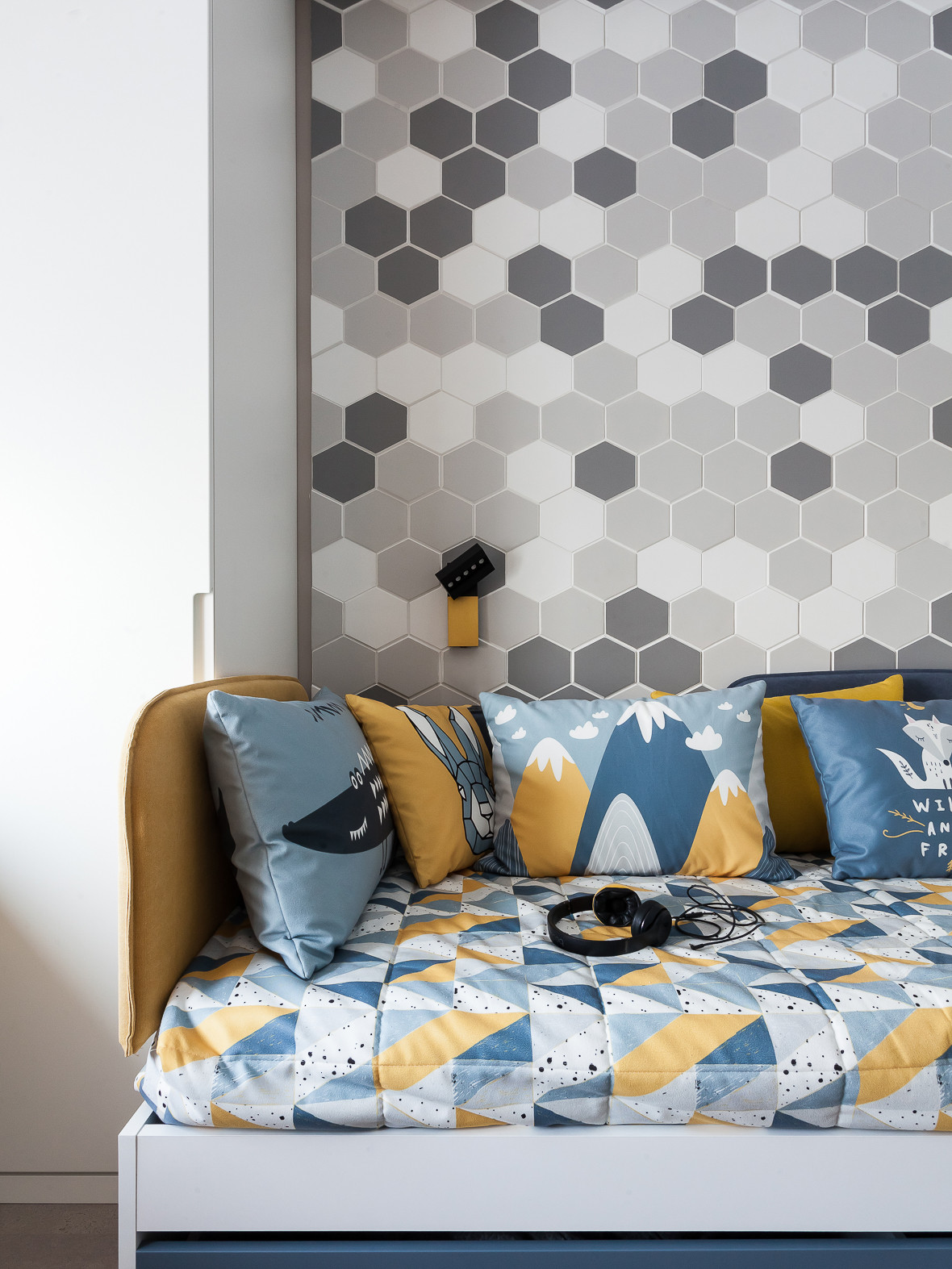 Компактная трехкомнатная квартира с круглой кроватью