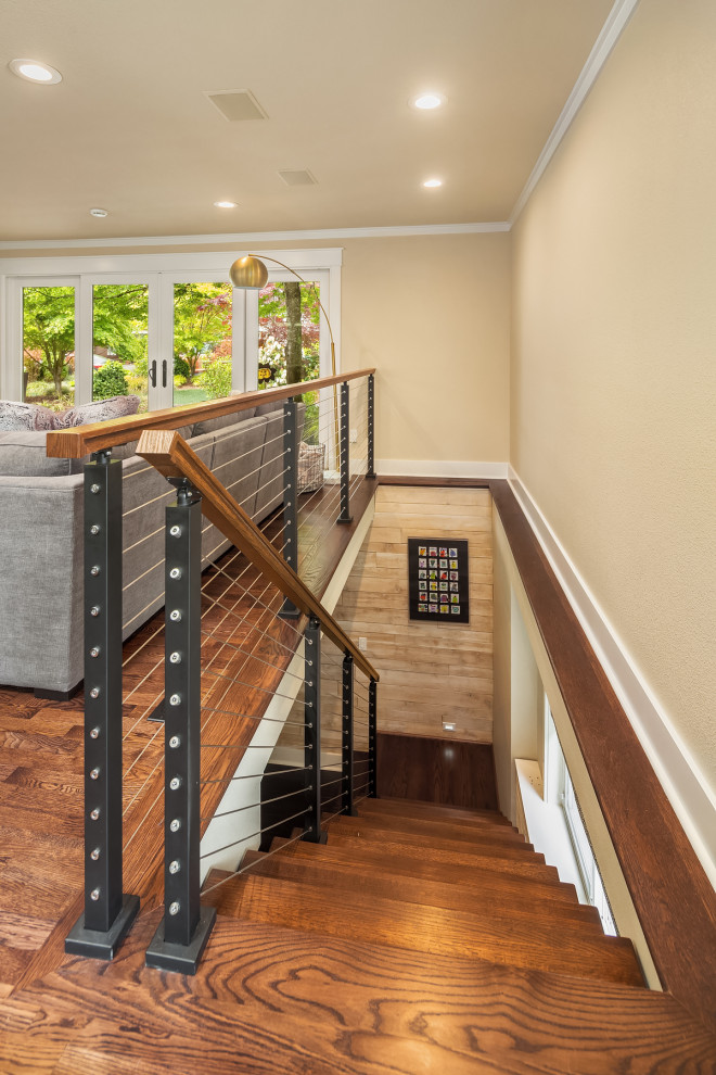 Aménagement d'un escalier sans contremarche flottant contemporain de taille moyenne avec des marches en bois et un garde-corps en matériaux mixtes.
