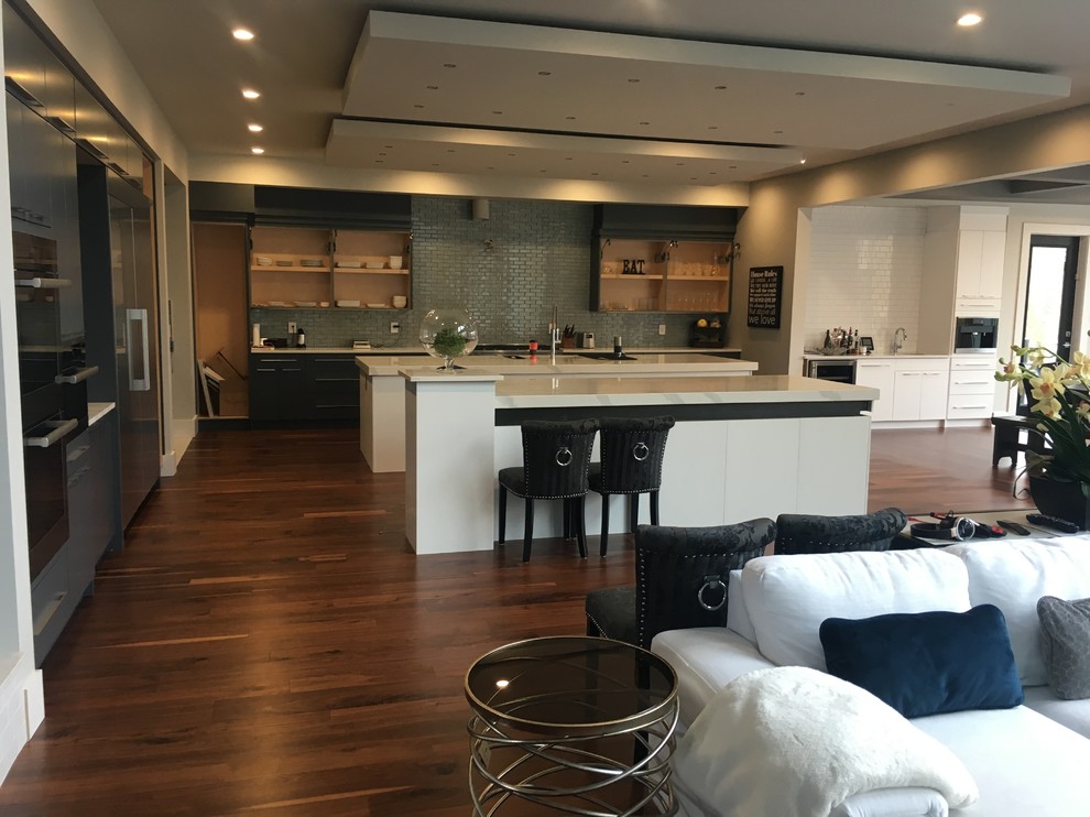 Kitchen - transitional kitchen idea in Calgary