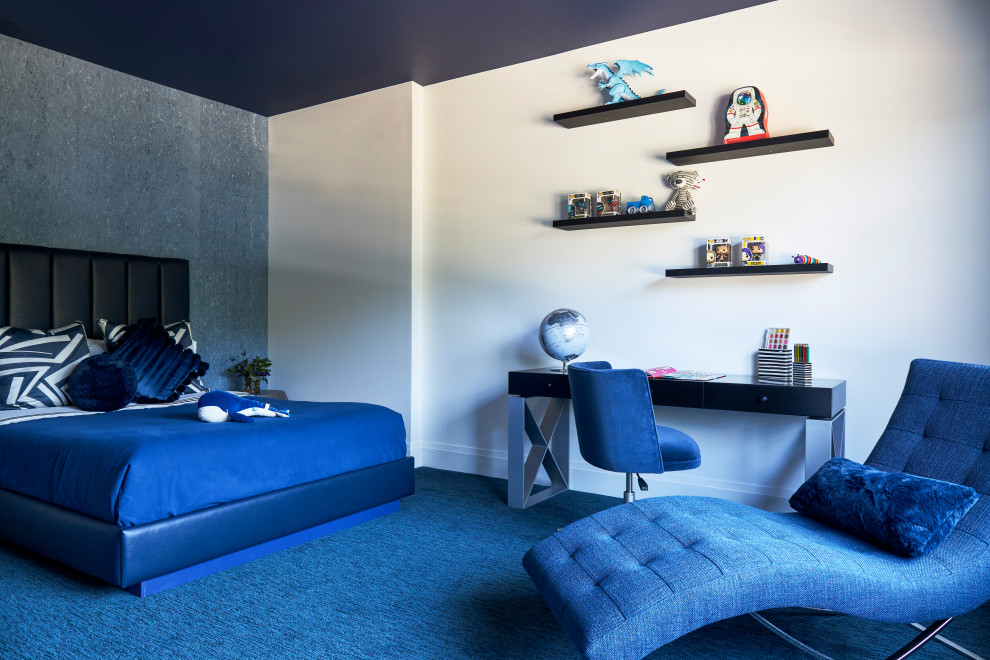 Idee per una grande cameretta per bambini da 4 a 10 anni design con pareti bianche, moquette, pavimento blu e carta da parati