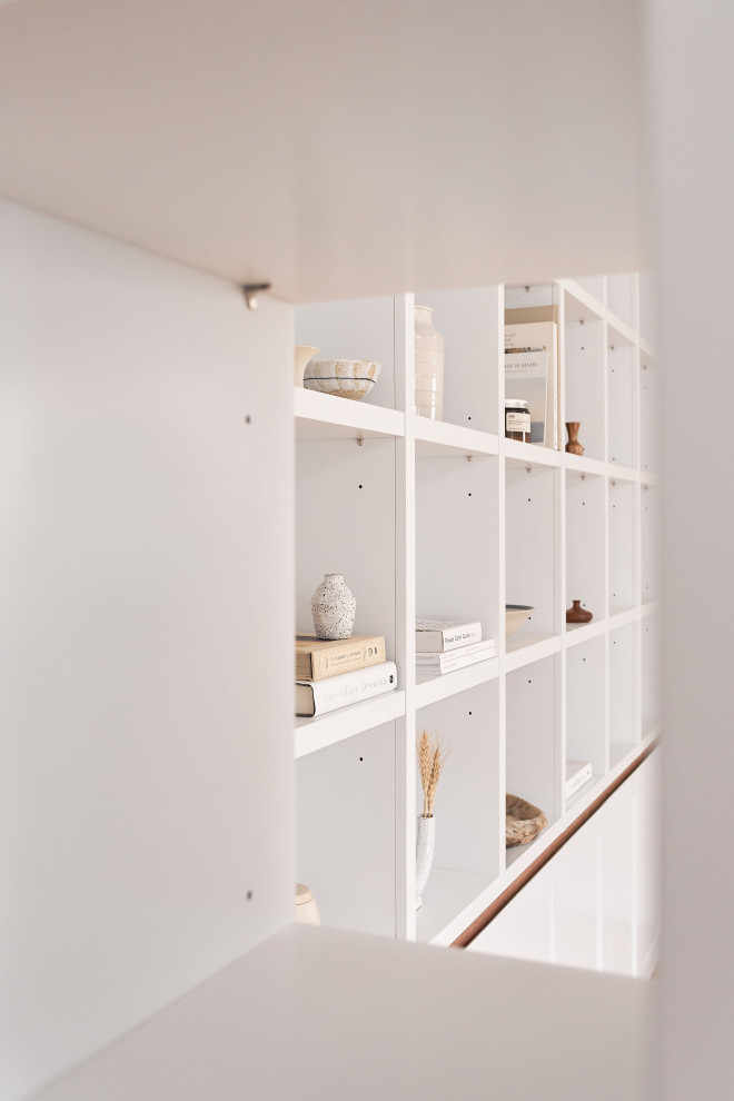 Идея дизайна: гостиная комната среднего размера в современном стиле с с книжными шкафами и полками, белыми стенами, паркетным полом среднего тона, коричневым полом и обоями на стенах