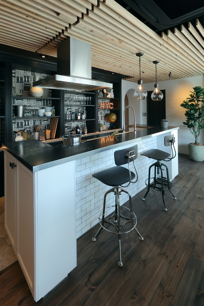 This is an example of an industrial home bar in Nagoya with dark hardwood floors and brown floor.