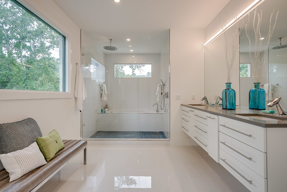 Идея дизайна: большая ванная комната в стиле модернизм