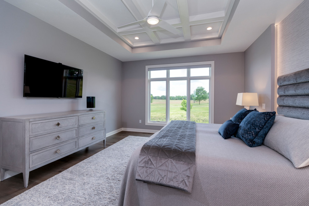 Источник вдохновения для домашнего уюта: хозяйская спальня среднего размера в классическом стиле с серыми стенами, темным паркетным полом, коричневым полом, балками на потолке и обоями на стенах