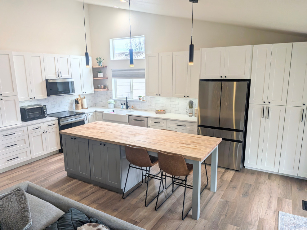 Kitchen - transitional kitchen idea in Denver