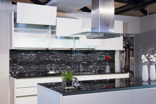 Elegante weiße Küche mit marmorierter Glas-Arbeitsplatte ...