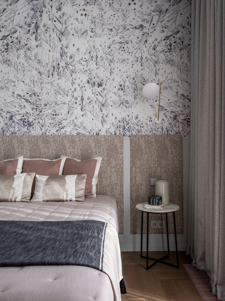 Стильный дизайн: хозяйская спальня среднего размера в современном стиле с серыми стенами, паркетным полом среднего тона и обоями на стенах - последний тренд