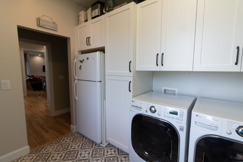 Eat-in kitchen - large l-shaped eat-in kitchen idea with shaker cabinets, white cabinets, granite countertops, an island and white countertops