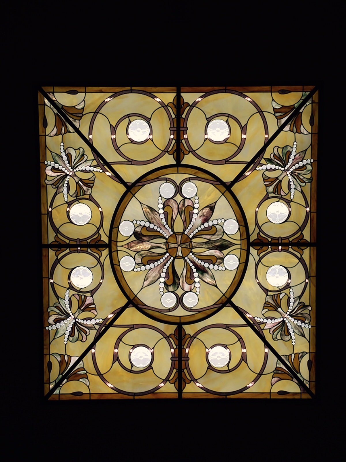 Витражи в интерьере квартиры