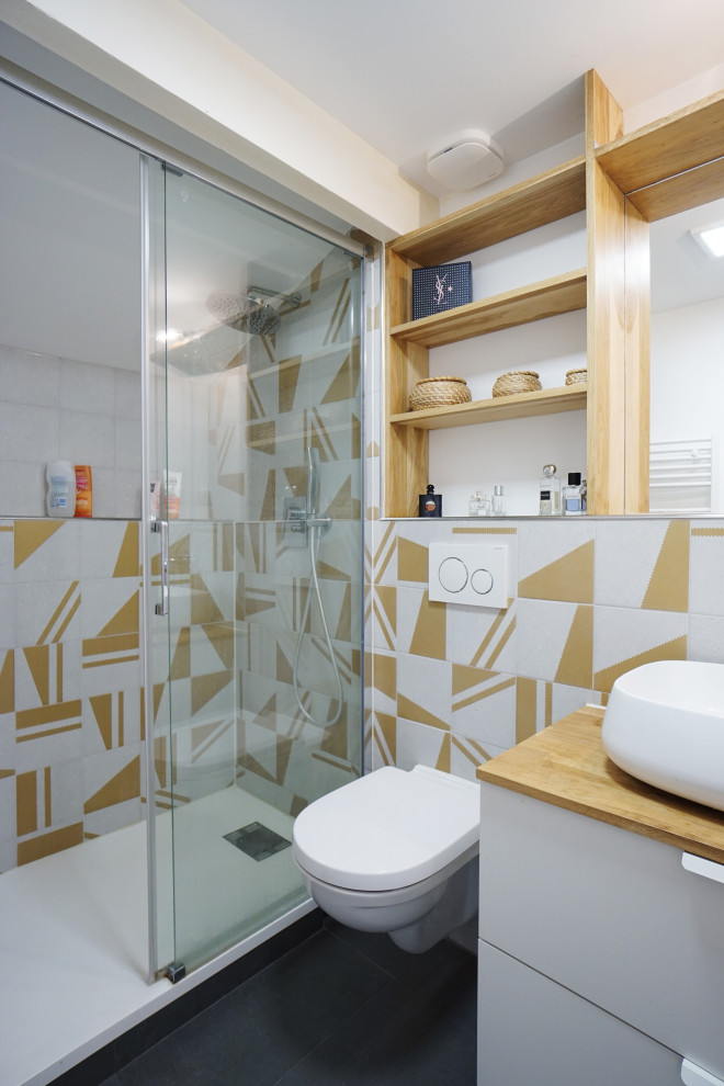 Mid-sized contemporary 3/4 bathroom in Paris with a curbless shower, beige tile, white tile, concrete floors, black floor, a sliding shower screen, a single vanity and a built-in vanity.