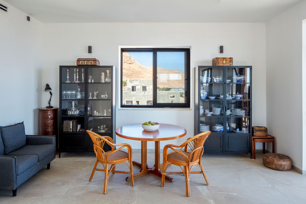 Mittelgroßes, Offenes Modernes Wohnzimmer mit Porzellan-Bodenfliesen, weißer Wandfarbe und beigem Boden