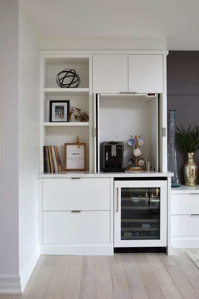 Minimalist home bar photo in Toronto