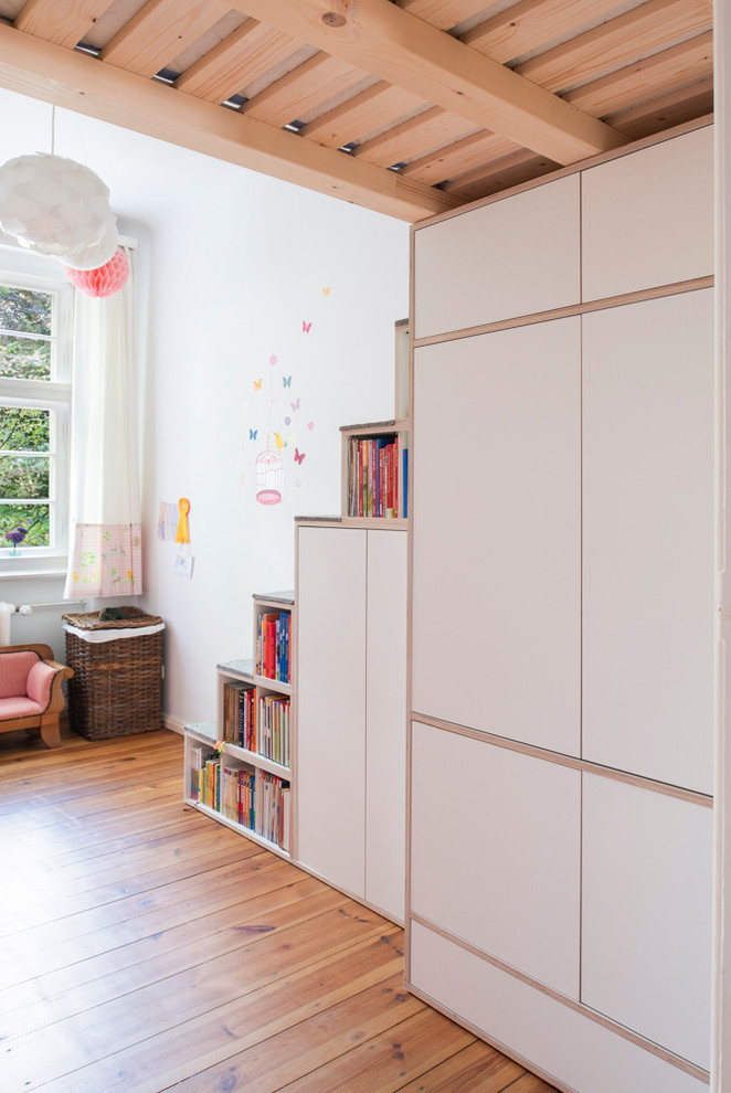 Kinderzimmer mit Schlafplatz und hellem Holzboden in Berlin