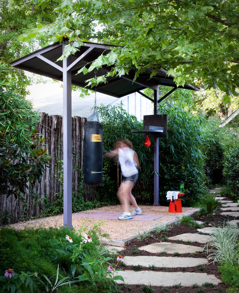 Photo of a traditional backyard outdoor sport court in Austin with gravel.