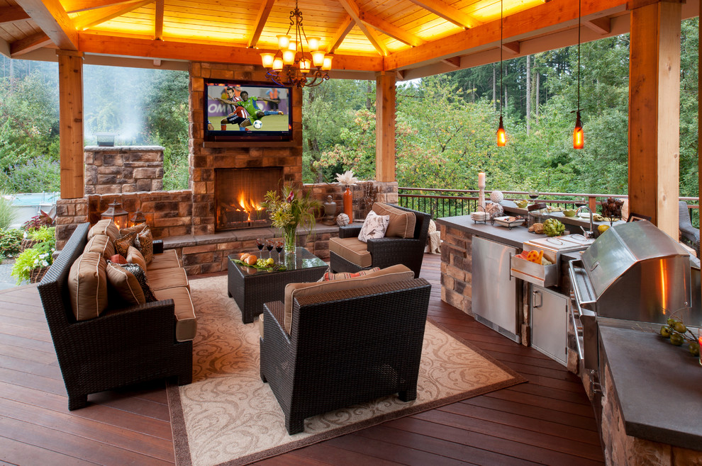 Inspiration for a large traditional backyard deck in Portland.