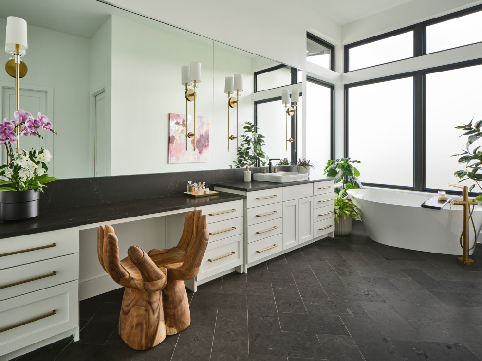 Пример оригинального дизайна: главная ванная комната в стиле неоклассика (современная классика) с фасадами в стиле шейкер, белыми фасадами, отдельно стоящей ванной, красными стенами, полом из керамической плитки, серым полом, черной столешницей, тумбой под две раковины и встроенной тумбой