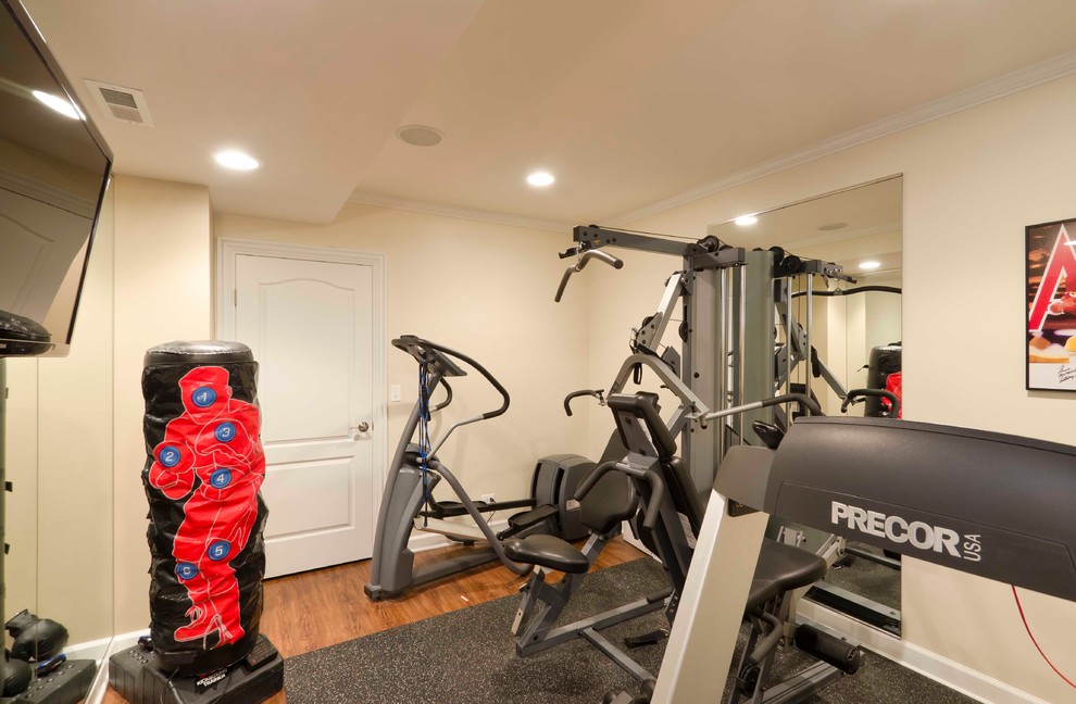 Photo of a small contemporary multipurpose gym in Chicago with beige walls and vinyl floors.