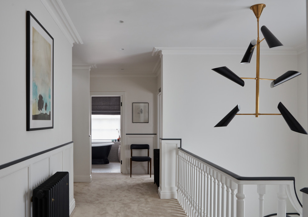 Источник вдохновения для домашнего уюта: большой коридор: освещение в современном стиле с белыми стенами, ковровым покрытием, бежевым полом и панелями на части стены