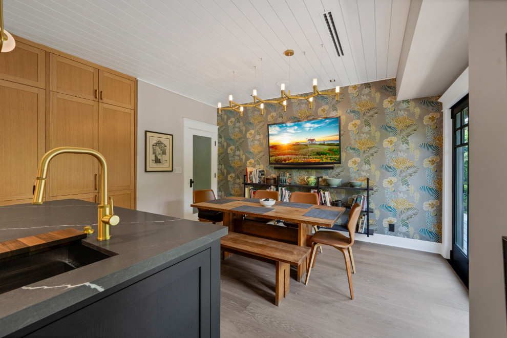 Bild på ett mycket stort minimalistiskt kök med matplats, med grå väggar och ljust trägolv