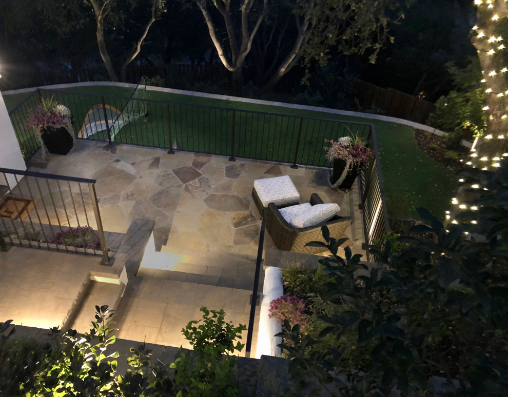 This is an example of a large modern courtyard patio in San Francisco with a container garden and natural stone pavers.