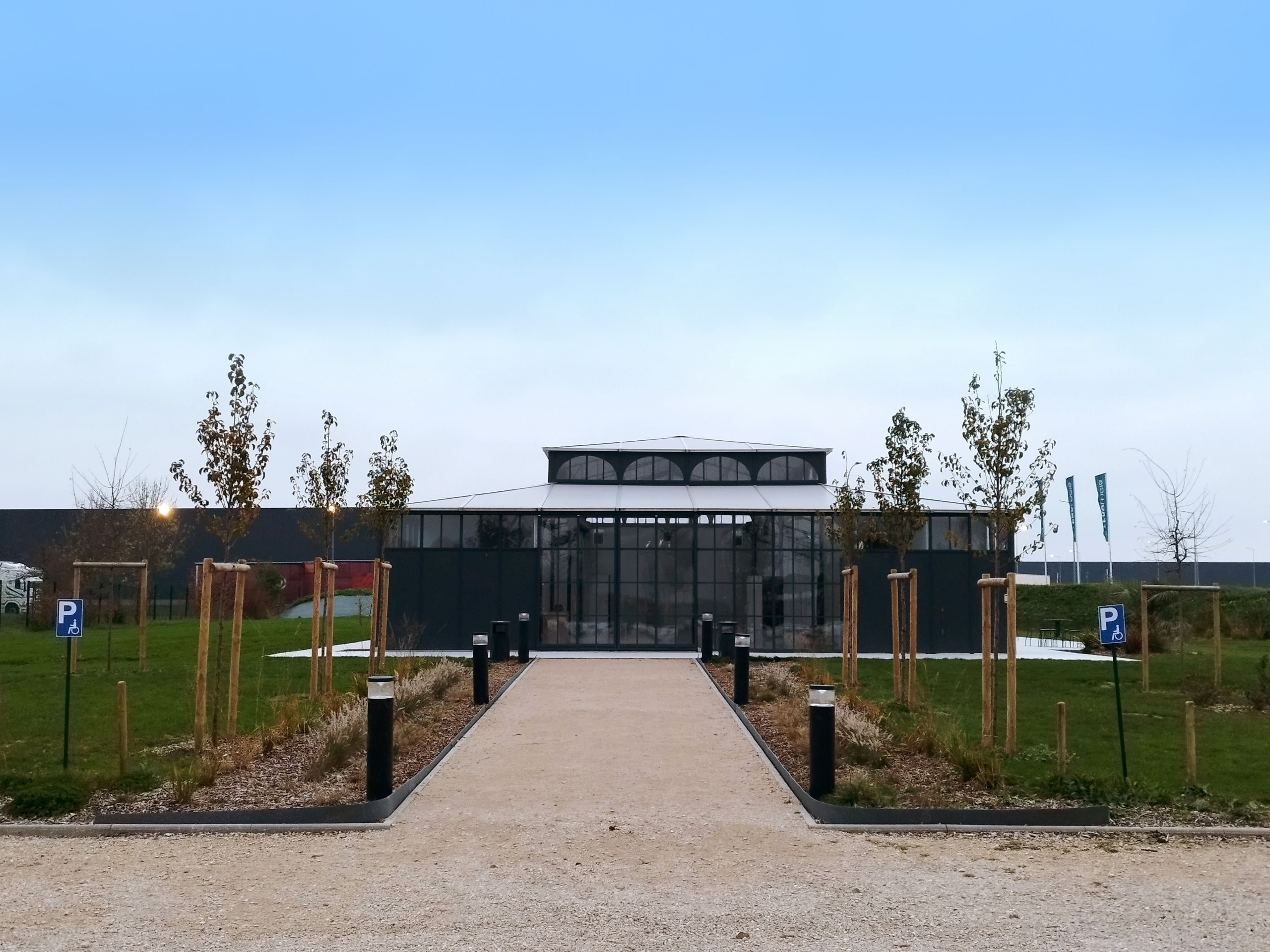 Entrée de la salle :à la plantation