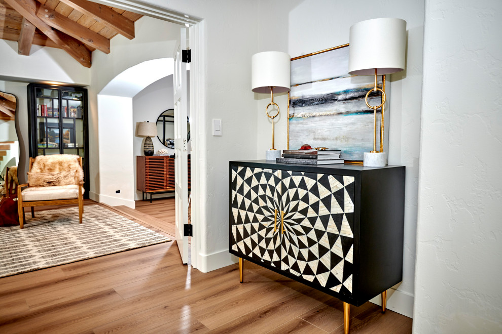 サンディエゴにある広いコンテンポラリースタイルのおしゃれな主寝室 (白い壁、クッションフロア、ベージュの床、表し梁) のレイアウト