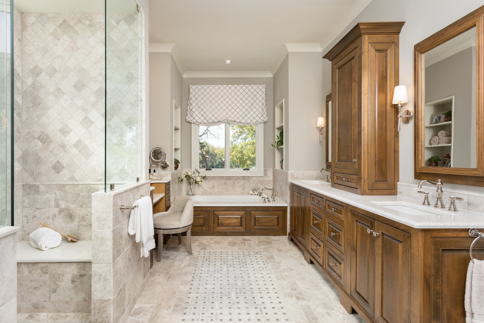 Klassisk inredning av ett en-suite badrum, med luckor med upphöjd panel, skåp i mellenmörkt trä, ett platsbyggt badkar, en öppen dusch, grå väggar, ett undermonterad handfat, marmorbänkskiva, flerfärgat golv och med dusch som är öppen