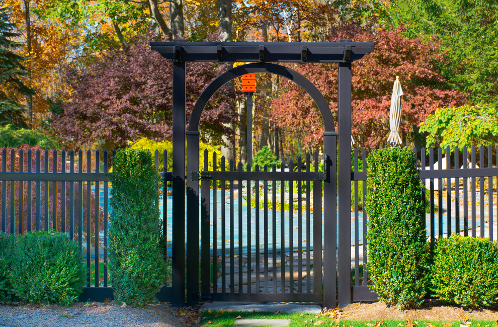 Photo of a transitional garden in New York.