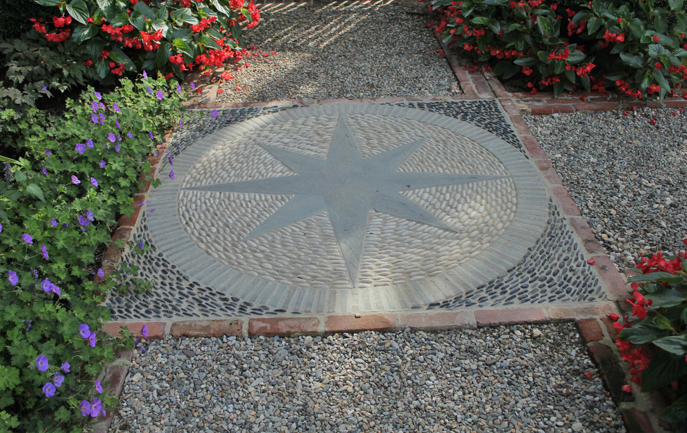 Inspiration for a large transitional partial sun courtyard gravel garden path in New York for summer.