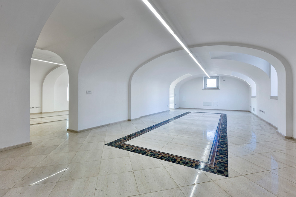 Inspiration for a modern home design remodel in Bari