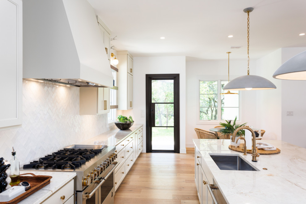 Kitchen - transitional kitchen idea in Austin