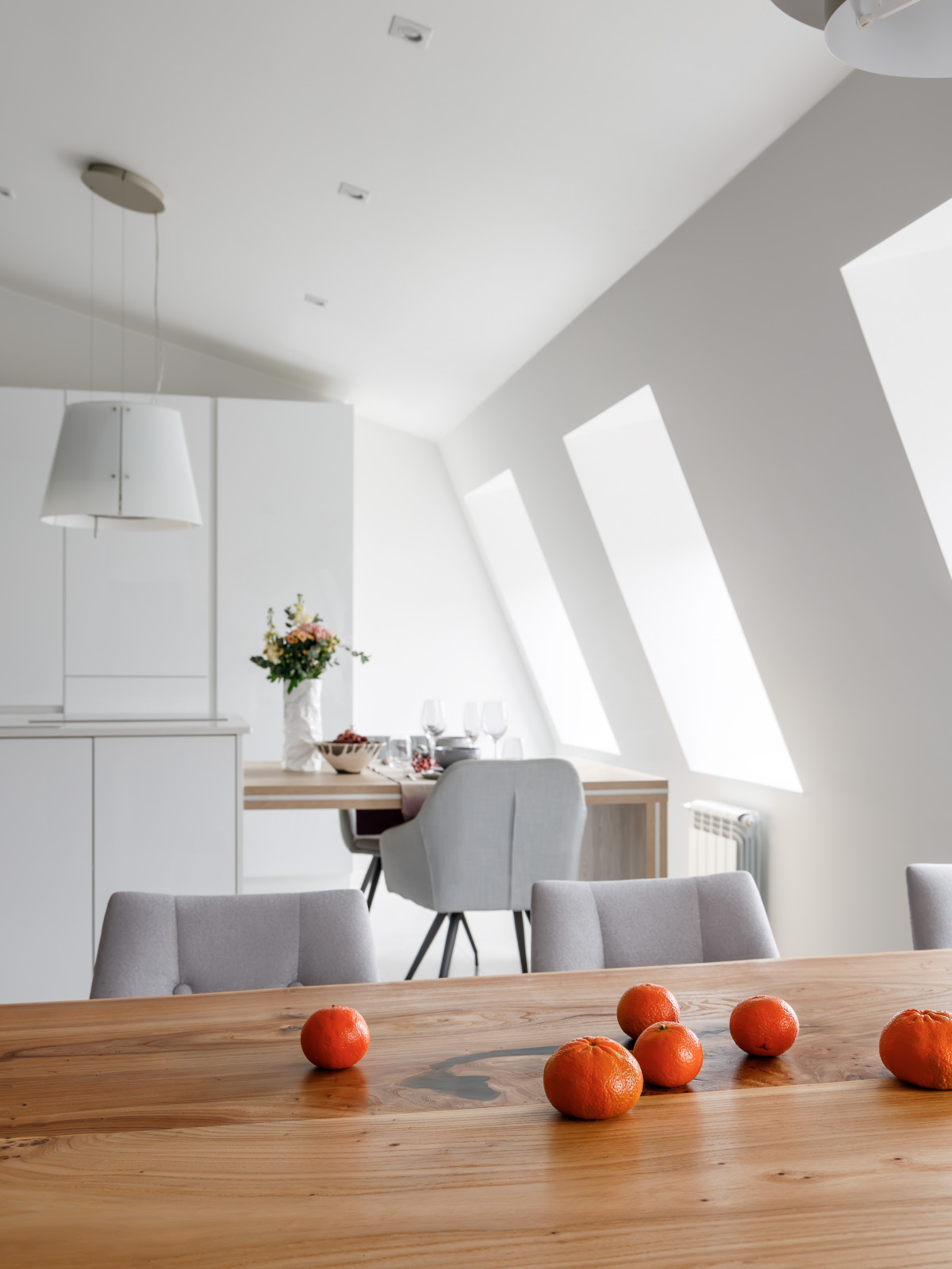 Белая мансардная квартира в историческом центре Петербурга