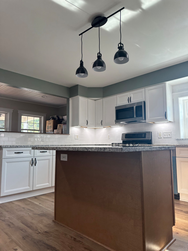 A brand new kitchen with USCD cabinetry, beautiful granite countertops and Cali 