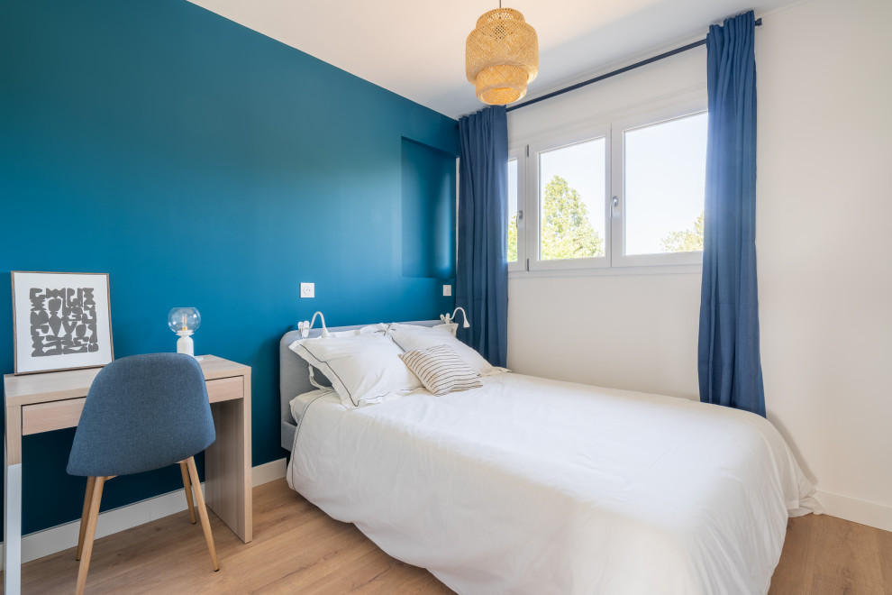 Foto di una piccola camera degli ospiti design con pareti blu, parquet chiaro, nessun camino e pavimento beige