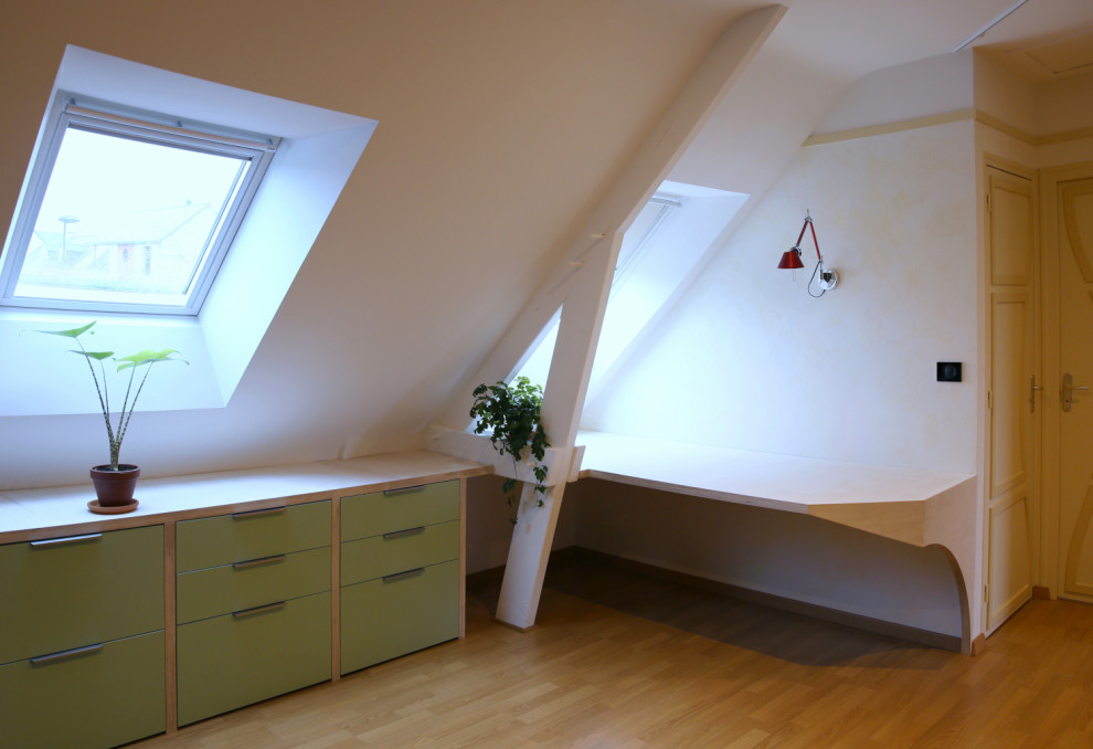 Imagen de habitación de invitados blanca y madera escandinava de tamaño medio sin chimenea con paredes beige, suelo laminado y suelo beige