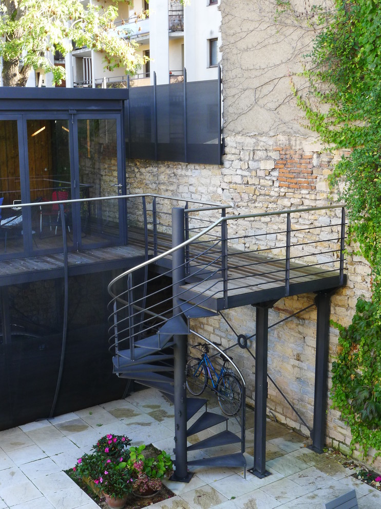 Photo of a contemporary staircase in Dijon.