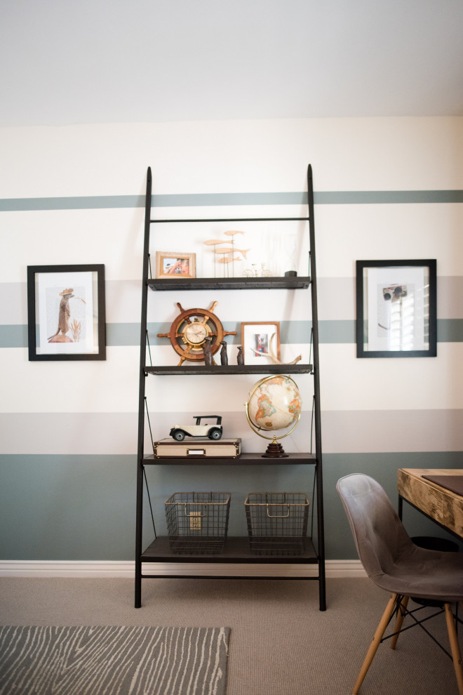 Example of a transitional home design design in Phoenix