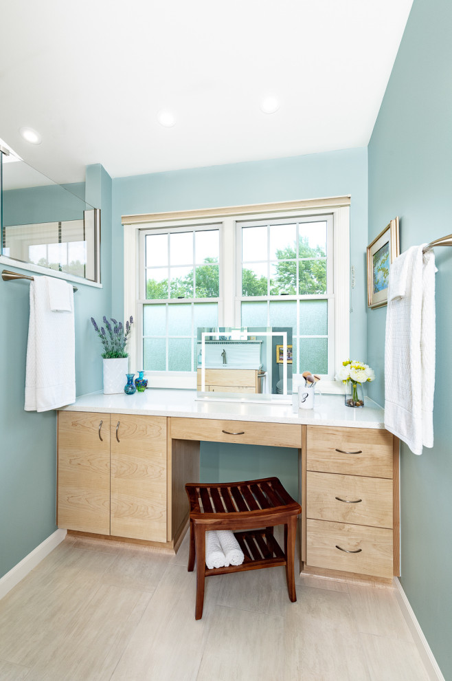 Exempel på ett stort modernt vit vitt en-suite badrum, med vit kakel, blå väggar, grått golv, släta luckor, skåp i ljust trä, en bidé, keramikplattor, klinkergolv i keramik, ett undermonterad handfat, bänkskiva i kvarts och dusch med gångjärnsdörr