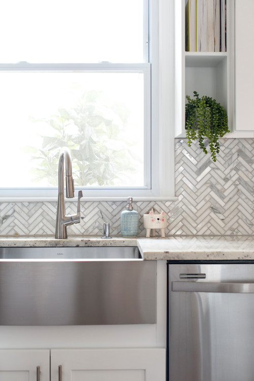 A simple composition of glass and tile materials that creates a mosaic-like and dazzling white kitchen backsplash effect. Our thin herringbone backsplash blends seamlessly with nearly any style or color palette. Produced in quartz or granite and finished with a matte or shiny polish, this ultra-modern design was crafted to complement your contemporary kitchen.