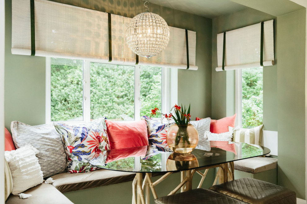 Großes, Repräsentatives, Offenes Shabby-Look Wohnzimmer mit grüner Wandfarbe, TV-Wand und Holzdielenwänden in London