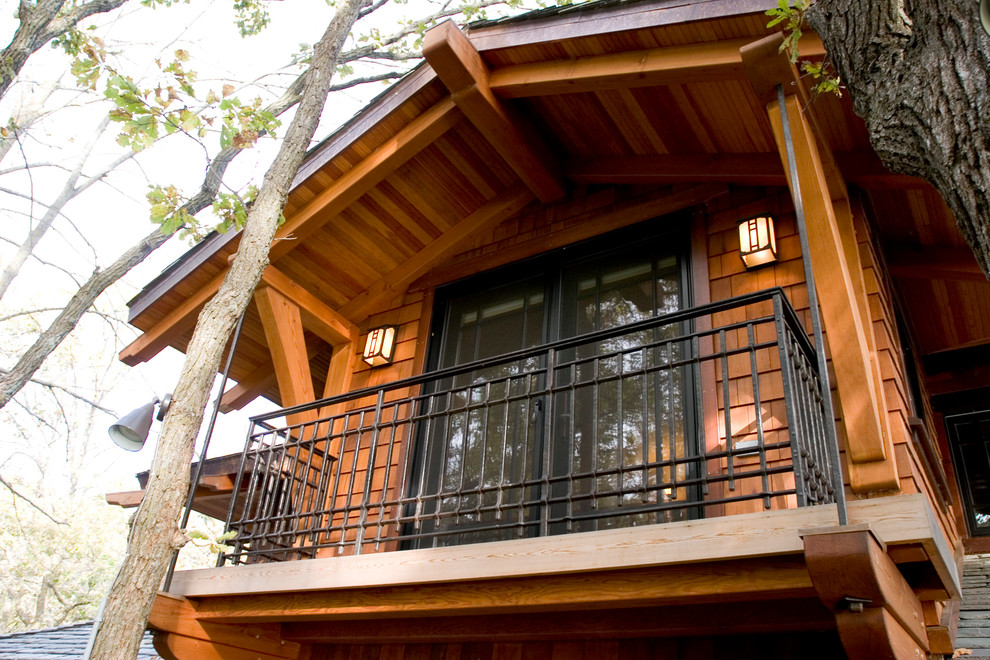 This is an example of an arts and crafts balcony in Minneapolis with a roof extension.