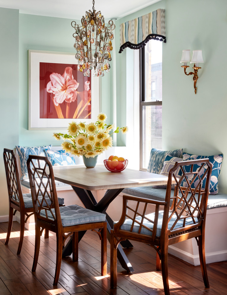 На фото: столовая среднего размера в классическом стиле с с кухонным уголком, зелеными стенами, темным паркетным полом и коричневым полом