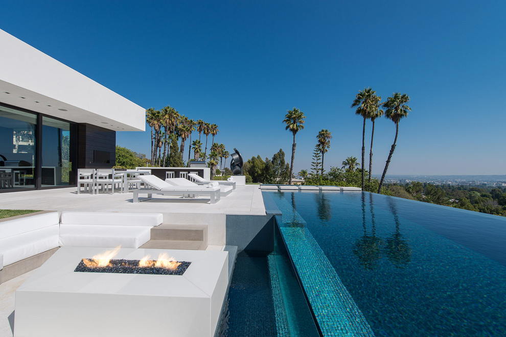 Expansive contemporary backyard rectangular infinity pool in Los Angeles.