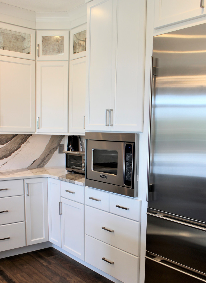 Idéer för stora vintage flerfärgat kök, med en undermonterad diskho, släta luckor, vita skåp, bänkskiva i kvarts, flerfärgad stänkskydd, rostfria vitvaror, mellanmörkt trägolv, en köksö och grått golv