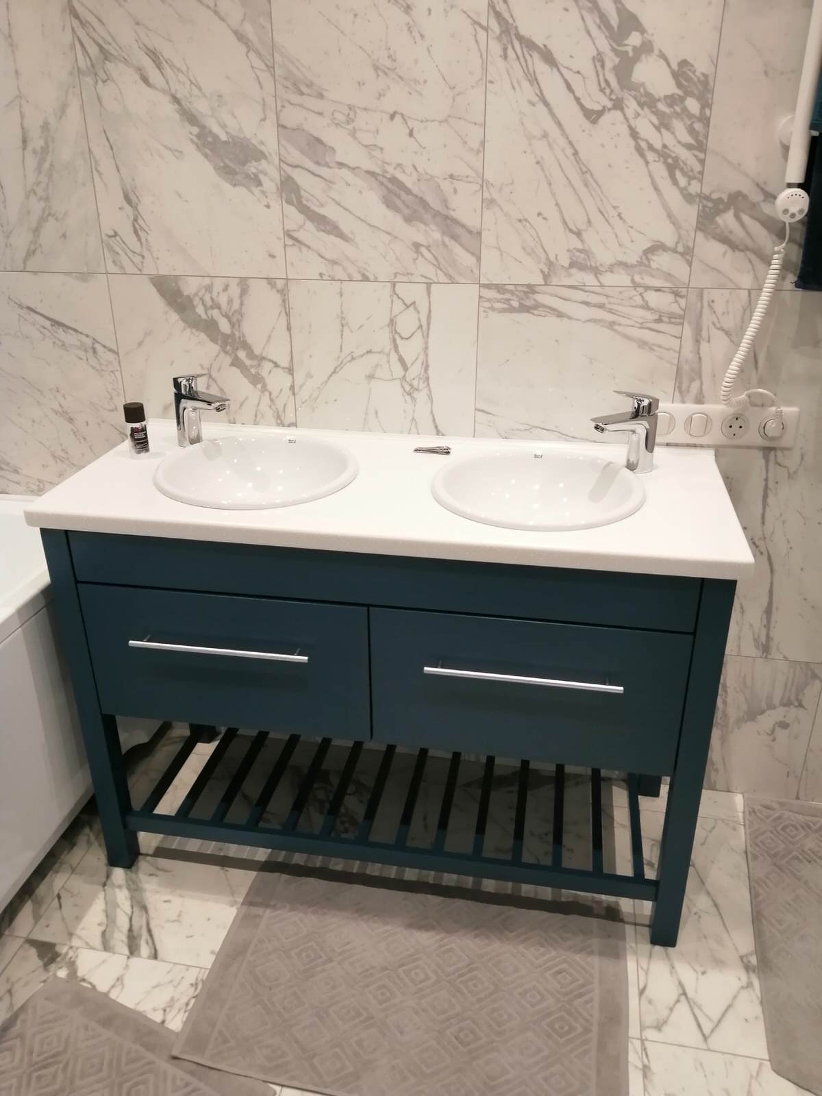 Мебель и аксессуары для ванной комнаты.