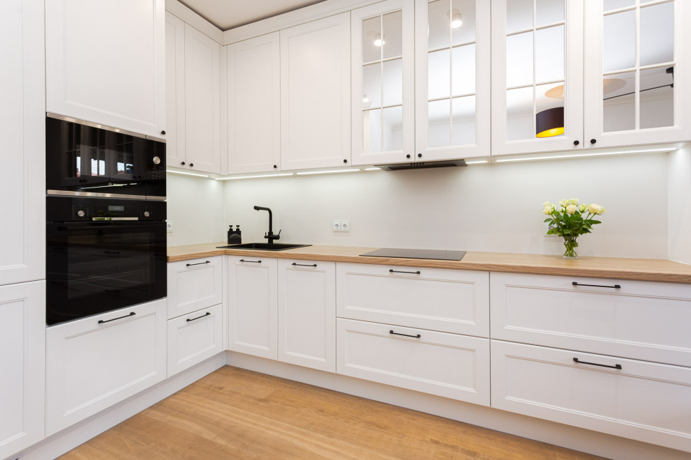 Белая кухня в стиле современная классика