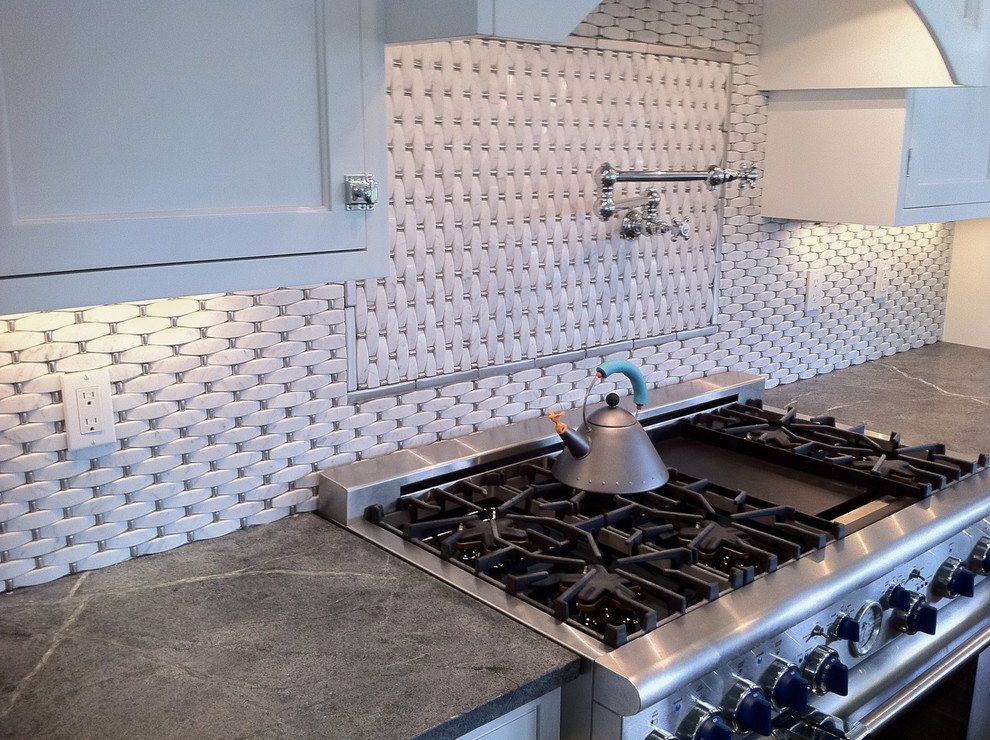 Inspiration for a large transitional u-shaped dark wood floor and brown floor open concept kitchen remodel in Miami with a farmhouse sink, shaker cabinets, white cabinets, granite countertops, multicolored backsplash, stone tile backsplash, stainless steel appliances and an island