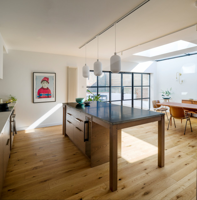 A Victorian Town House in Brighton with a Mid century kitchen design retro-koekken